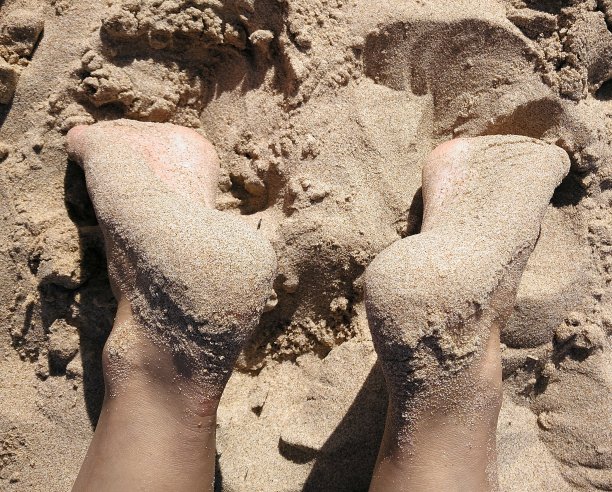 沙滩上的脚图片下载