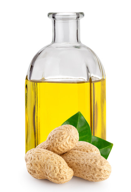 带叶子的花生和瓶装花生油图片下载