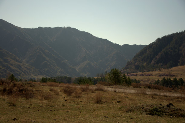 卡顿河碧绿的河水从阿尔泰山脚下流过。图片下载