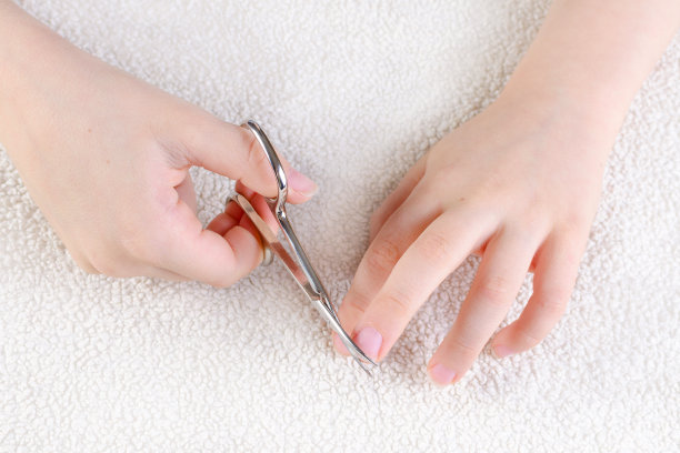 孩子的手用剪刀剪指甲图片下载