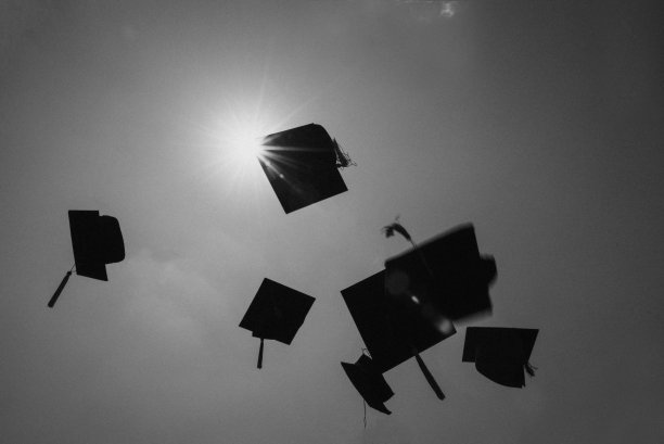 大学毕业生的黑白照片图片下载