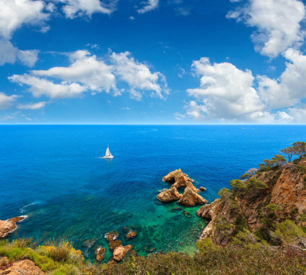 夏天的海洋岩石海岸，西班牙图片下载