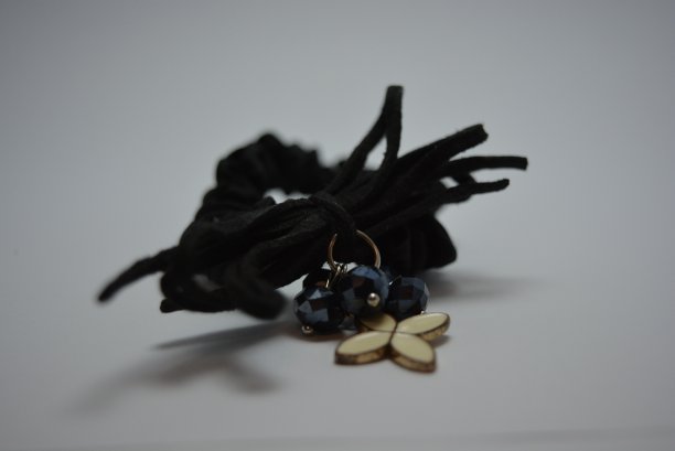 女人的黑色时髦的发带与一个蝴蝶结和黑色水晶石垂饰的白色和金色。图片下载