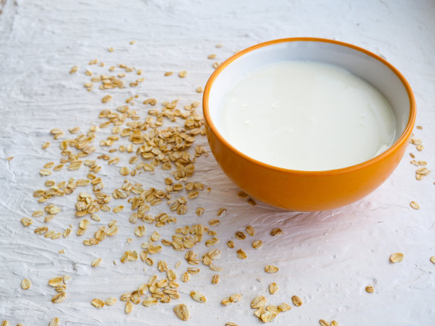 凝乳，什锦麦片，杯中的奶油，文字空间，健康食品，早餐图片下载