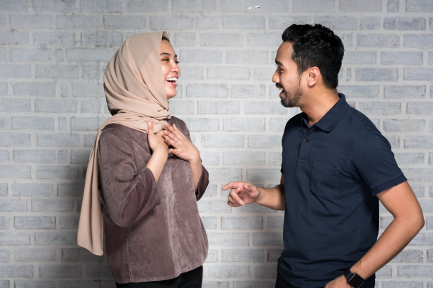 一对马来西亚夫妇在交谈图片下载