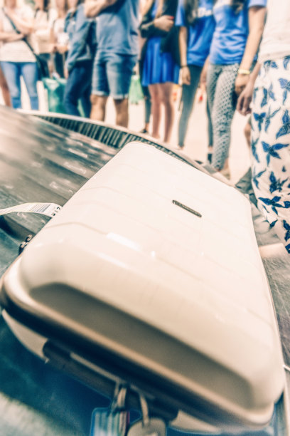 旅客在机场等候行李图片下载