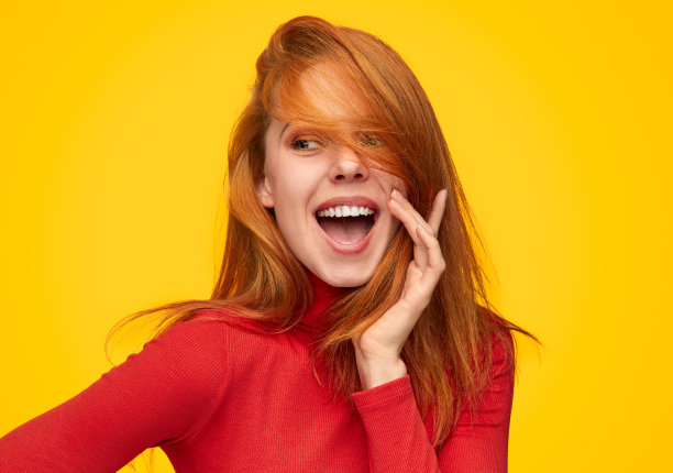 迷人的姜黄色女孩在红色高领图片下载