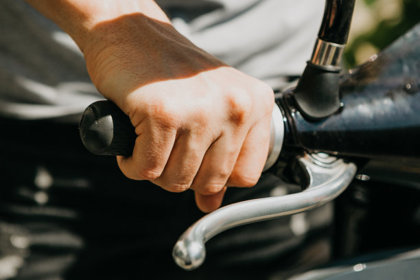 游客将使用电动踏板车。图片下载