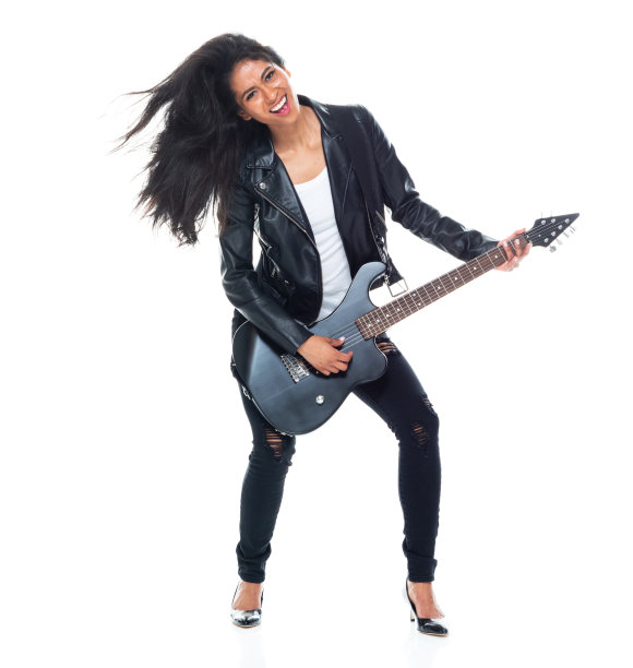 漂亮的女人穿着皮夹克，弹着电吉他图片下载