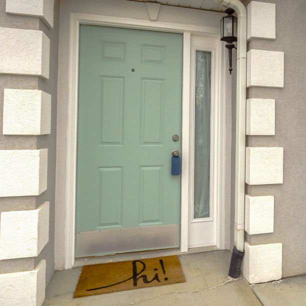 清晰的广场绿色前门与侧灯在家门口看在多云的天空图片下载