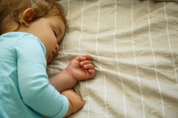 宝宝睡觉图片下载