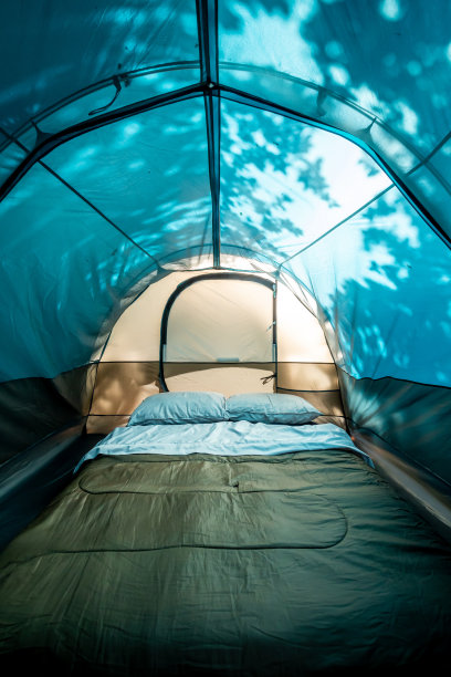 在一个露营帐篷里。图片下载