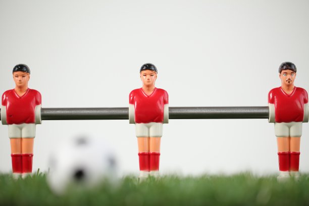 红色桌上足球塑料球员。足球图片下载