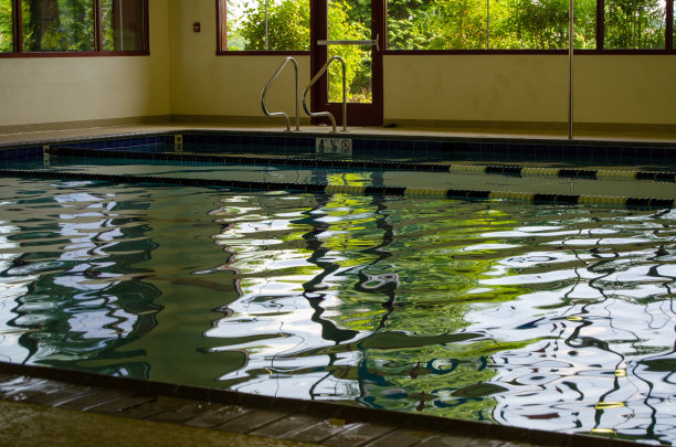 人在室内游泳池游泳，自由泳图片下载