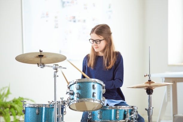 在训练班打鼓的女孩图片下载