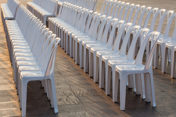 一排排的塑料椅子白色。图片下载