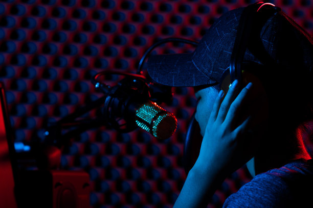 女性在社交媒体上使用专业设备图片下载