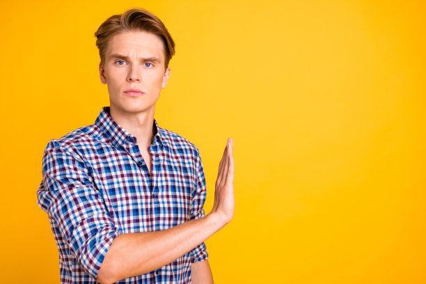 他的肖像他漂亮迷人的家伙穿着格子衬衫拒绝糟糕的报价孤立在明亮生动的亮黄色背景图片下载