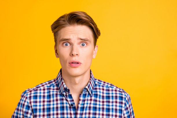 特写照片惊人的他他他的男人理想完美的发型造型嘴巴张开的眼睛充满恐惧哦没有面部表情穿着休闲格子衬衫孤立的黄色明亮的背景图片下载