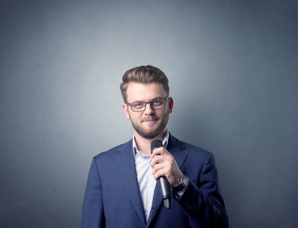 商人拿着麦克风图片下载