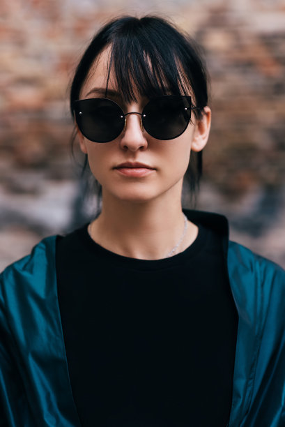 年轻时尚的女人在街上的肖像图片下载