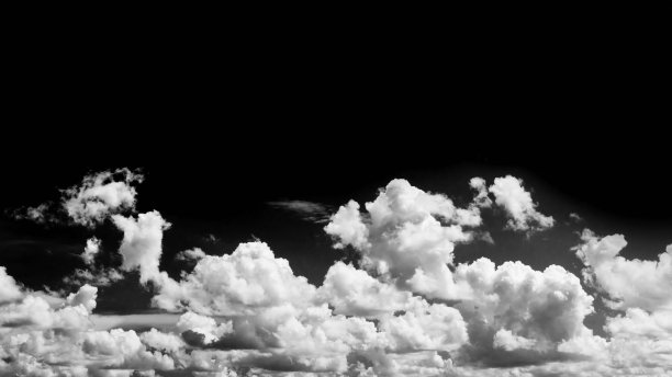 云景孤立在黑色的天空图片下载