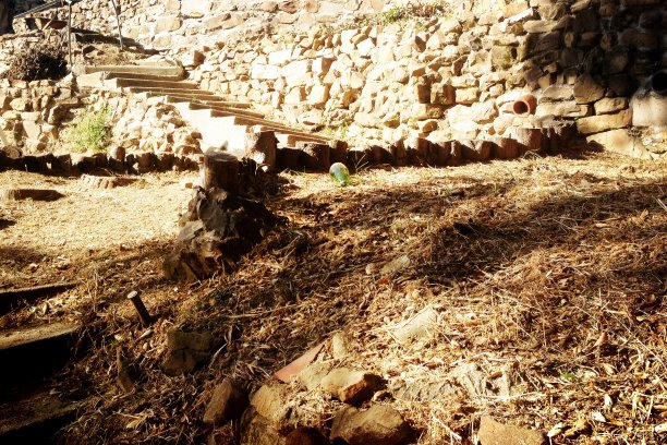 法国南部的石头楼梯和墙壁图片下载