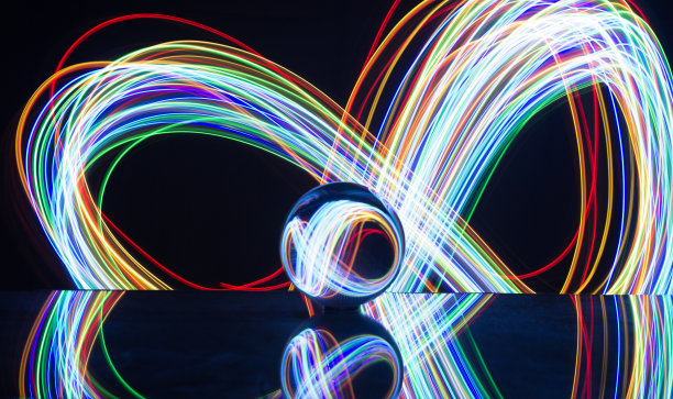 使用led圣诞彩灯的水晶球灯和玻璃上的光反射选择性聚焦图片下载