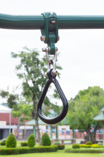 在操场上玩的金属环。图片下载