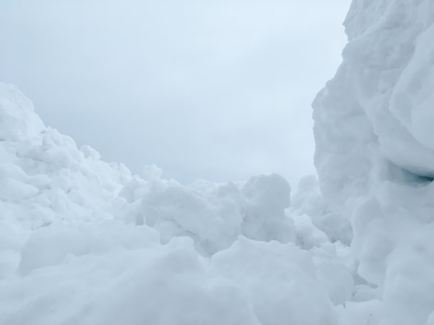 肮脏的雪山靠近了一个图片下载
