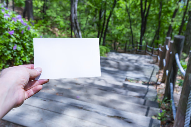 轨迹上的一张白色卡片图片下载