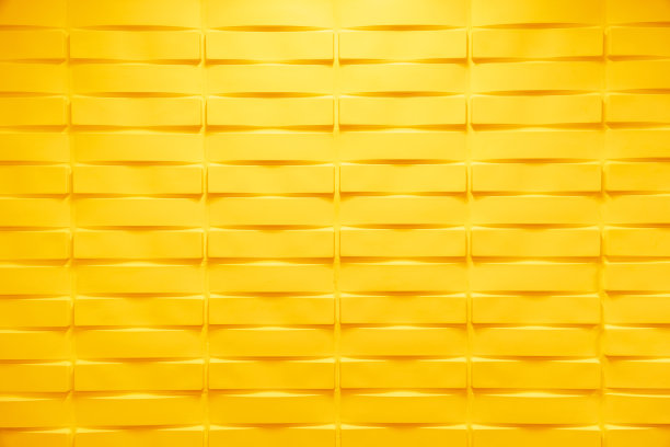 墙壁暗黄色名单与金属板围栏。图片下载