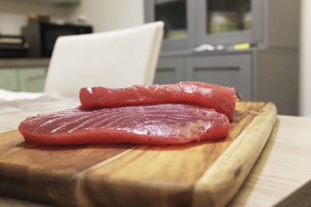 金枪鱼排放在木板上，美味的鱼晚餐图片下载