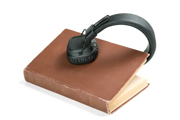 旧书上的现代耳机。白色背景图片下载