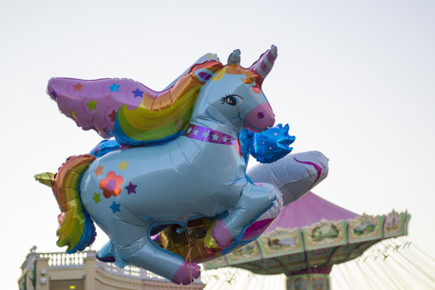 独角兽的气球。月亮公园里的气球在天空中飞行。图片下载