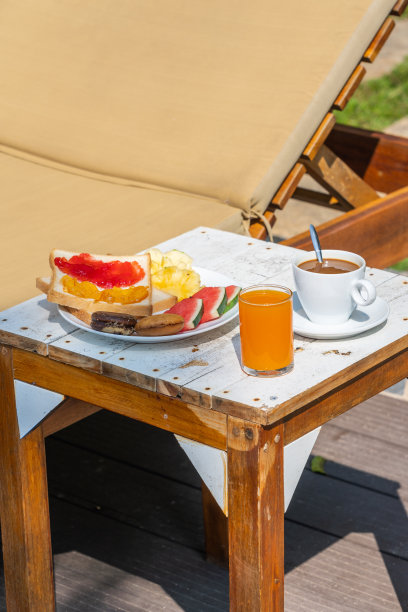 豪华度假村美味早餐的垂直照片图片下载