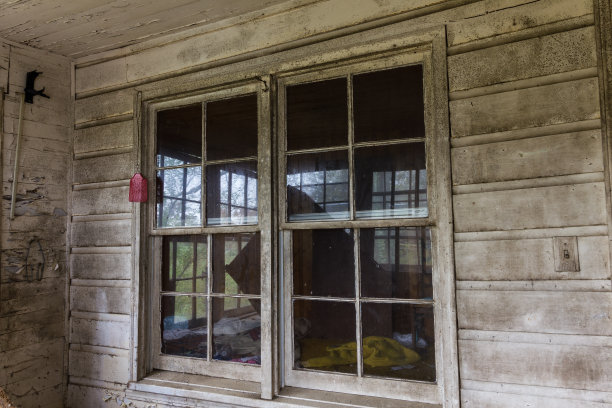 一个废弃的农舍外面的窗户图片下载
