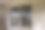 一个废弃的农舍外面的窗户图片下载