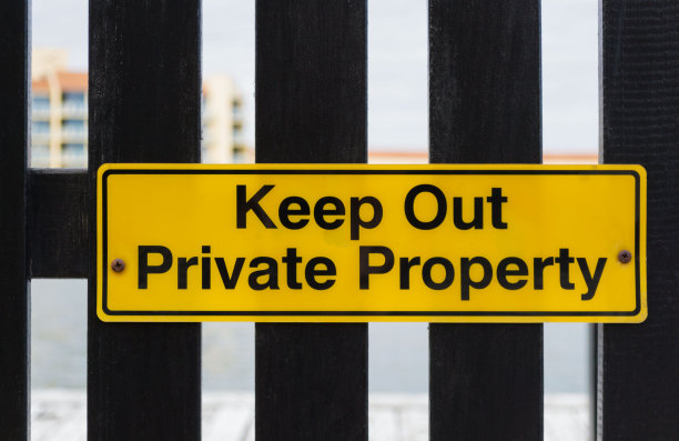 码头大门上的“禁止入内”黄色标志图片下载