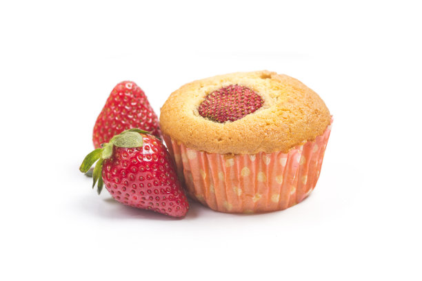 白色背景的草莓松饼图片下载