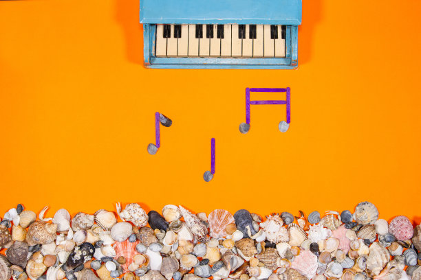 老式钢琴玩具和音符。音乐节的概念形象图片下载