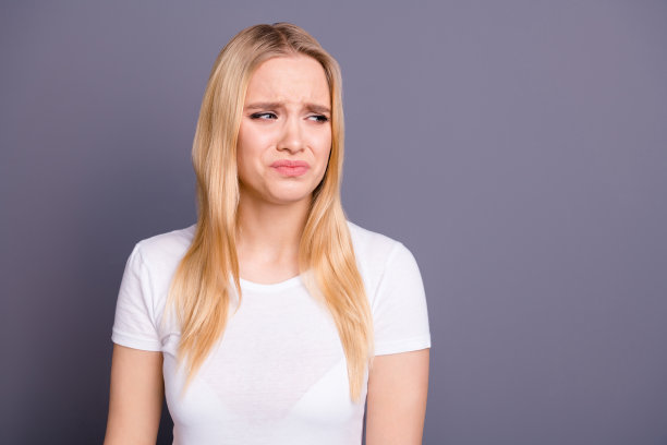 近距离的照片美丽的，令人惊讶的她，她的夫人痛苦的面部表情不能忍受可怕的可怕的气味，变质的食物，吃产品，餐盘，穿休闲的白色t恤孤立的深灰色背景图片下载