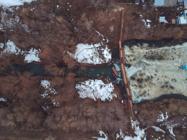 从无人机的高度看，河上的冰在春天的景色中融化图片下载