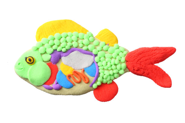 在白色背景上孤立的橡皮泥鱼。建模粘土。里面的鱼图片下载