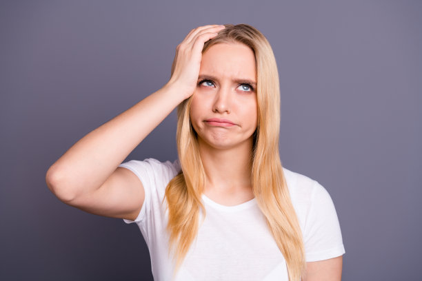 特写照片美丽的她，她，夫人不礼貌的面部表情，不想听道德教育的妈妈，妈妈，父母翻白眼，空的空间，穿休闲的白色t恤孤立的深灰色背景图片下载