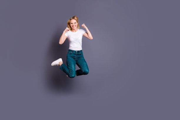全身的长度身体尺寸视图照片迷人的可爱的漂亮的女士十几岁的青少年感到狂喜举起拳头手假期尖叫耶运动的竞争运气运动鞋现代装孤立的灰色背景图片下载