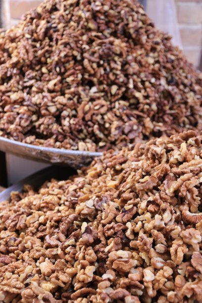 未剥壳的核桃仁图片下载