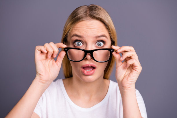 近距离的照片惊讶可爱的滑稽的时髦的女士十几岁的少女印象可怕的可怕的新奇的谣言秘密的八卦尖叫大叫难以置信的意外的青年现代的衣服孤立的灰色背景图片下载