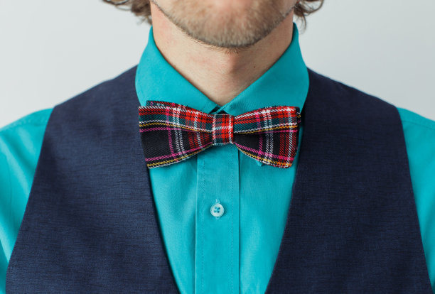 穿着西装，蓝色衬衫，打着复古领结的商人图片下载