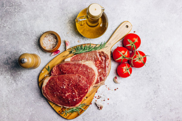新鲜生黑安格斯牛排在木板上图片下载
